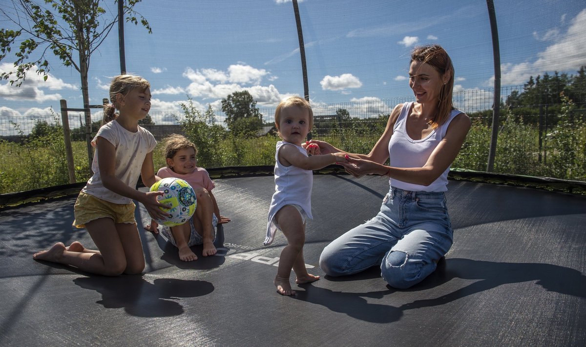 VAID KOOS VANEMATEGA: Siin on pisike neiu batuudil vaid pildil poseerimiseks ja sedagi koos emaga. Arstid ei soovita nii väikseid lapsi batuudile omapäi hüppama lubada.