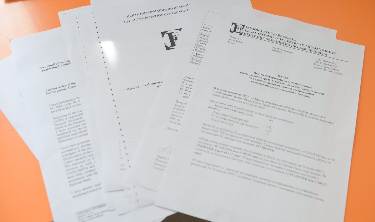 Inimõiguste teabekeskuse paberid fotol Vene Delfi tarbeks
