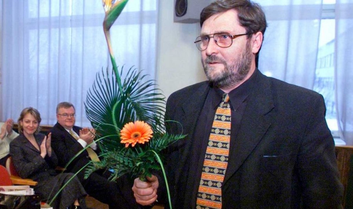 Siit ma tulen! Peeter Kreitzberg 2001 pärast Keskerakonna presidendikandidaadiks nimetamist. Nurgast jälgib perekond Savisaar. (Rauno Volmar)
