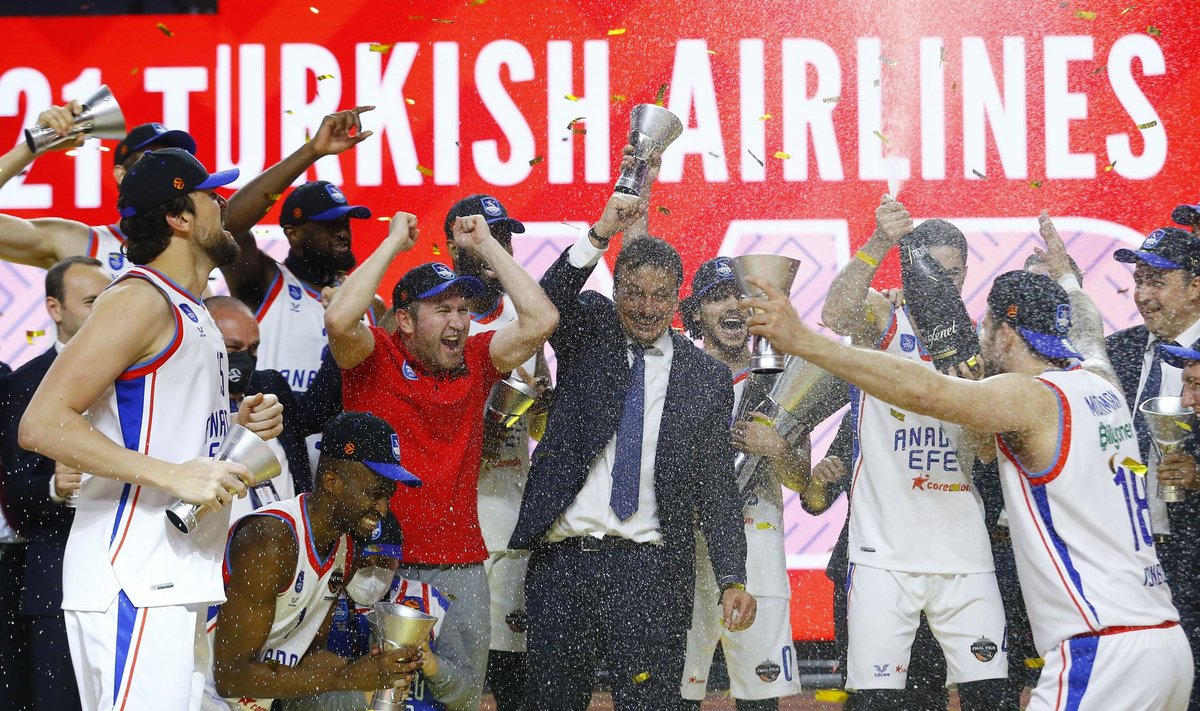 Anadolu Efesi võidukas meeskond eesotsas peatreener Ergin Atamaniga tähistab võitu.