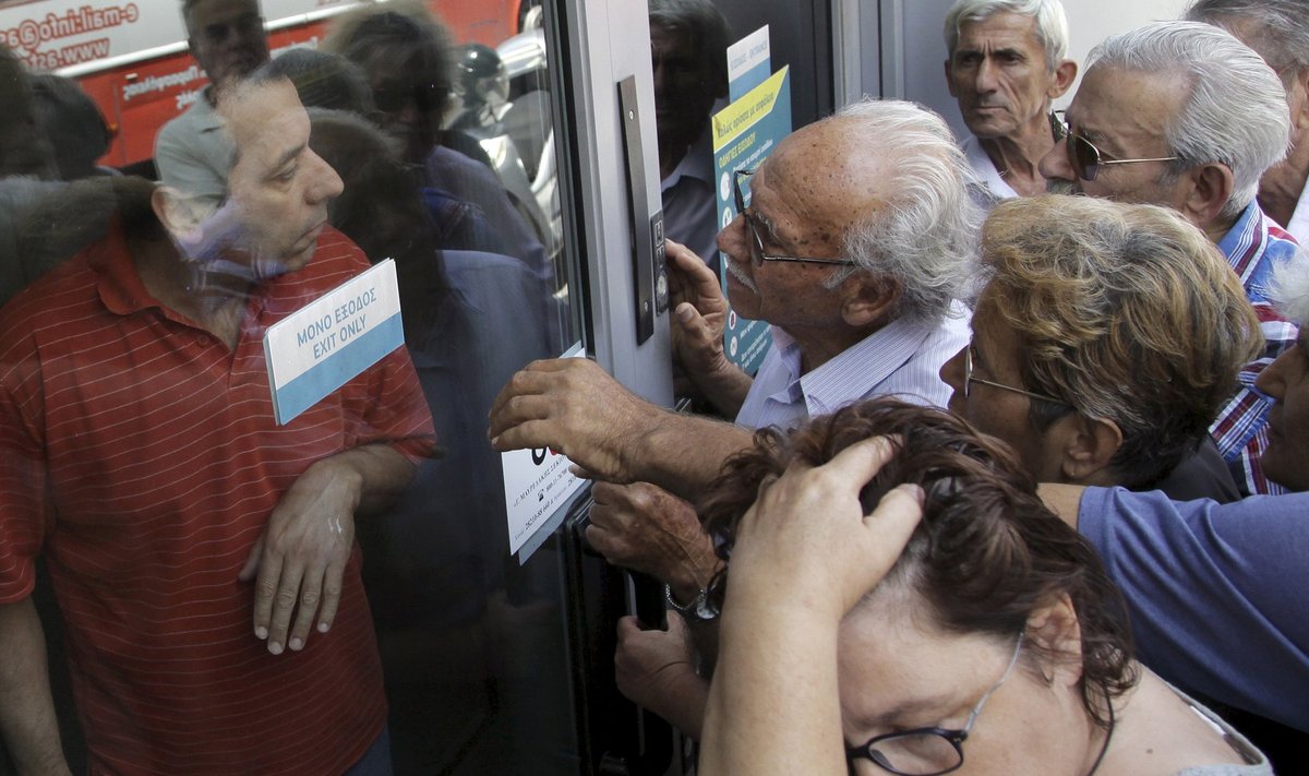 Kreeta saarel Heraklioni linnas suletud panga­kontori ees, loodavad pensionärid oma rahale ligi pääseda. Uksel on silt „Exit only” (ainult väljumine).