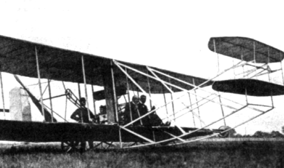 Theodor Kalepi Saksamaalt ostetud Wright-tüüpi lennuk. Kalep istub paremal, tema kõrval lendur Orla Artzen.