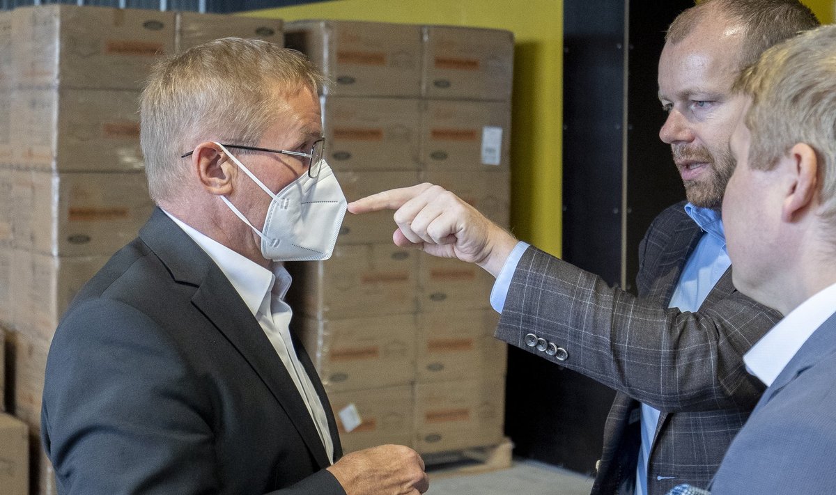 Minister Jaak Aab (vasakul) ütleb, et riigi tehtud hankega tulid maskid Eestise märksa odavamalt, kui näitas OCCRP ja EPL-i uuring.