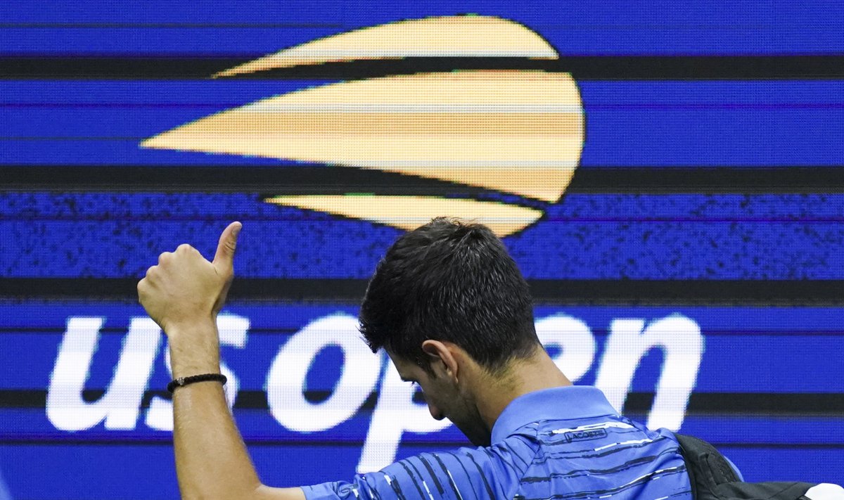 Novak Djokovic lahkus väljakult vilekoori saatel.
