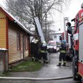 ФОТО | Пожар в жилом доме: спасатели для эвакуации применили лестницу
