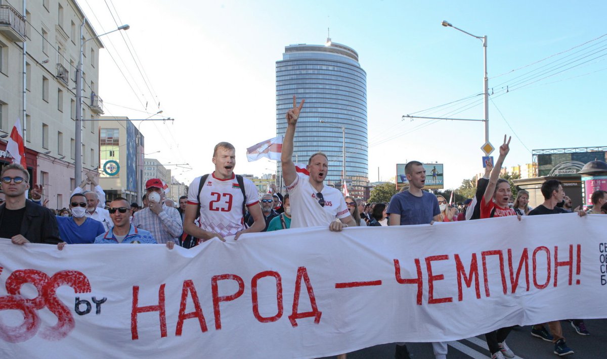 Спортсмены из объединения SOS, открыто выступающие против насилия силовиков и действия властей во время марта протеста 20 сентября 2020 года в Минске. В шествии под названием "Марш справедливости", в котором приняло участие более 100 тысяч человек. 