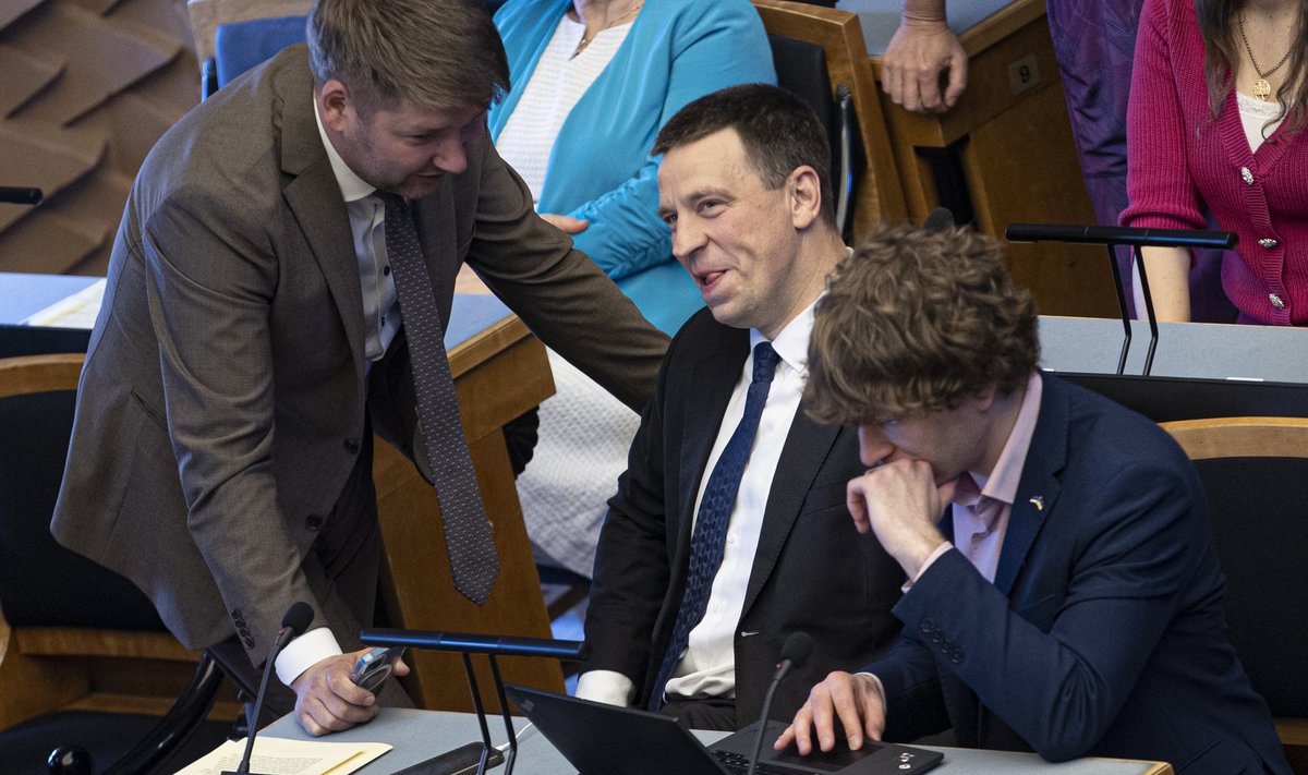 Jüri Ratas võib rahulolevalt muheleda, sest riigikogu töö on peatatud. Tanel Kiik aga mõtleb: kuhu kurat ma sattunud olen?