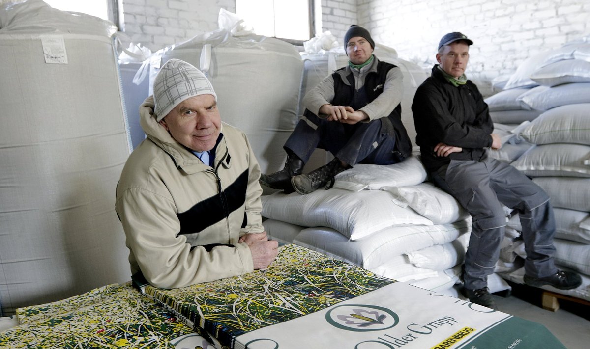 Arli, Mihkel ja Andres Saun Eesti suurimast heinaseemet kasvatavast Nurga talust. Endine kolhoosi kuivati on kohandatud kaasaegsemaks ning see on ka seemnete laoruumiks.