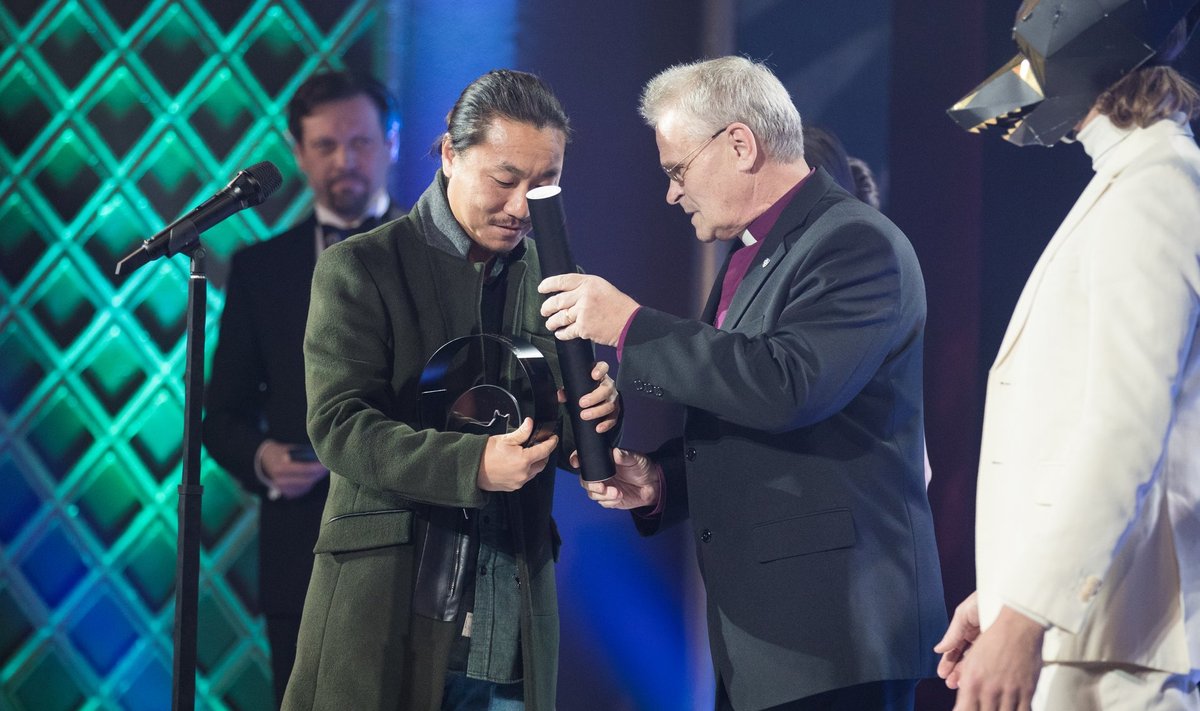 Filmi "Ekskavaator" režissöör Ju-hyoung võtab Andres Põdralt vastu vaimulike auhinna.