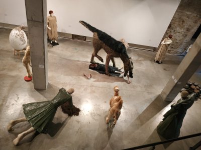 Vaade Terje Ojaveri näitusele Terje Ojaver “Mis juhtus Punamütsikestega?” Vaal galeriis.