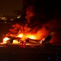 ВИДЕО | Пассажирский самолет загорелся при посадке в аэропорту Токио. Он столкнулся с самолетом береговой охраны, погибли пять человек