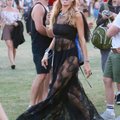 KUUMAD KLÕPSUD: Vallatult ringi kepsutav Paris Hilton välgutas Coachella festivalil paljaid kannikaid