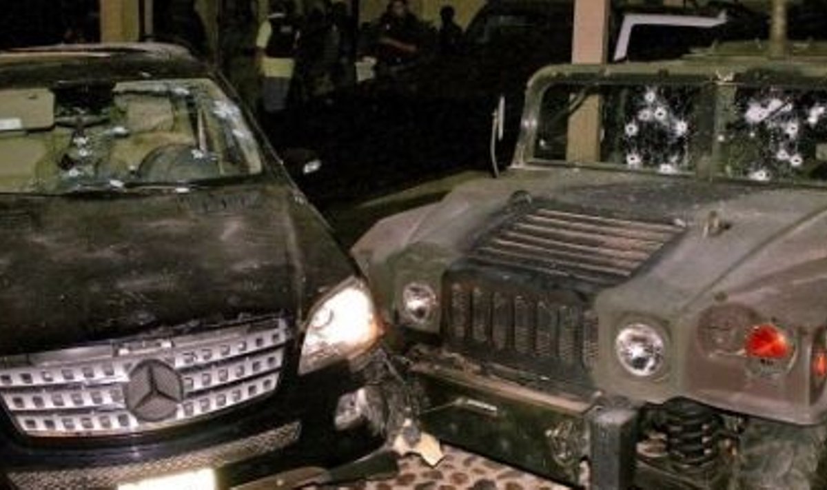 Mehhiko sõjaväe Hummer ja paharettide Mercedes. Foto Claudio Vargas, AFP