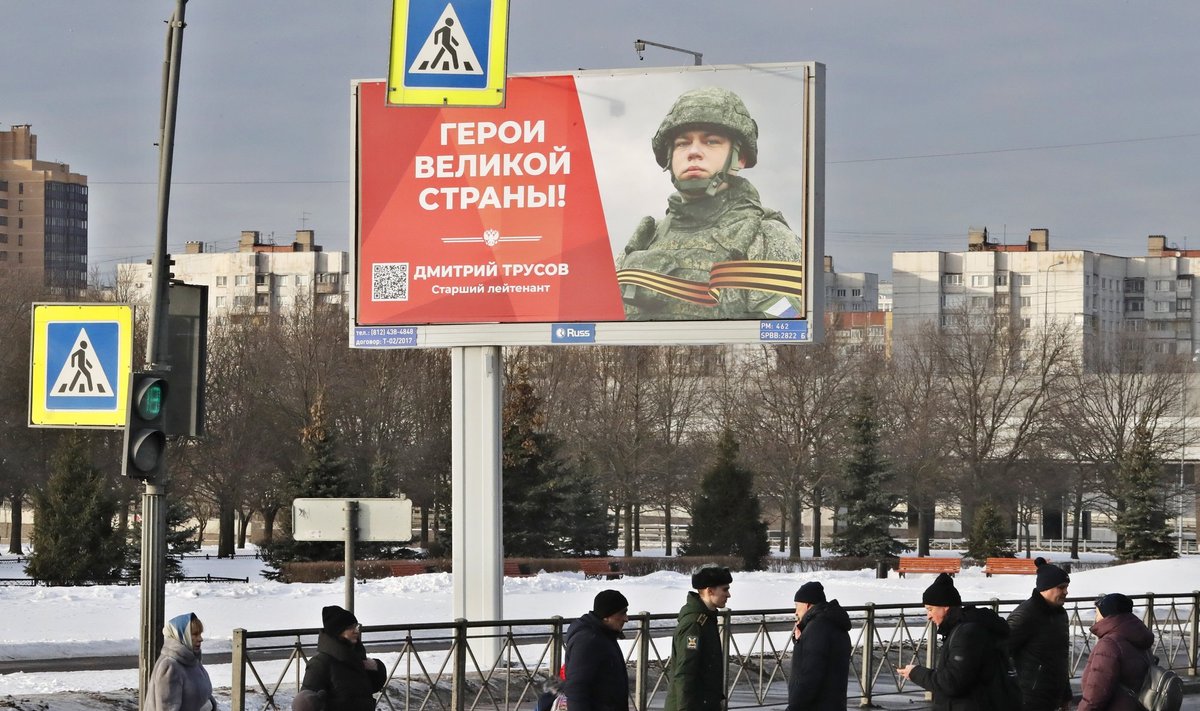 PROPAGANDA: Peterburi elanikel tuleb kõndida selliste sõjaplakatite keskel
