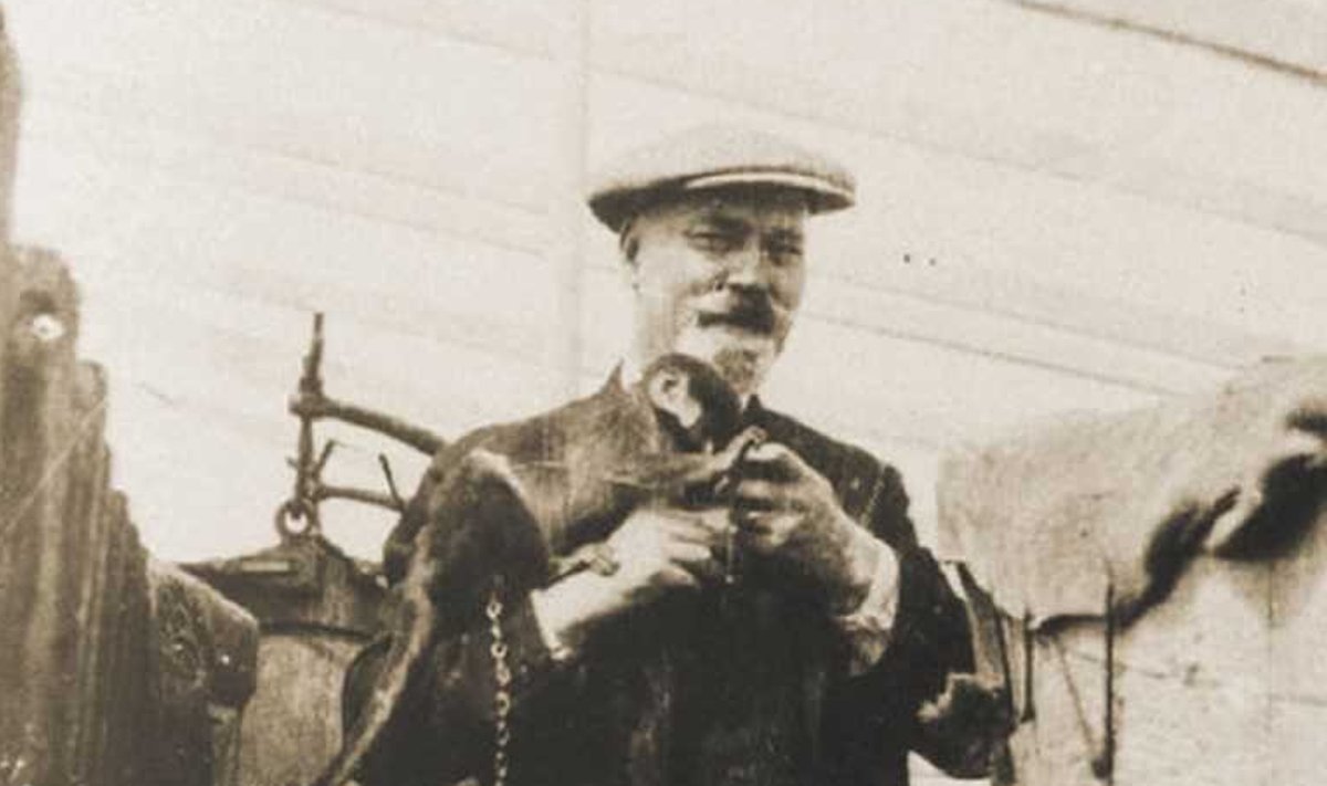 Писатель Карл Август Хиндрей (1875–1947)  во время путешествия в Конго. 1927 год