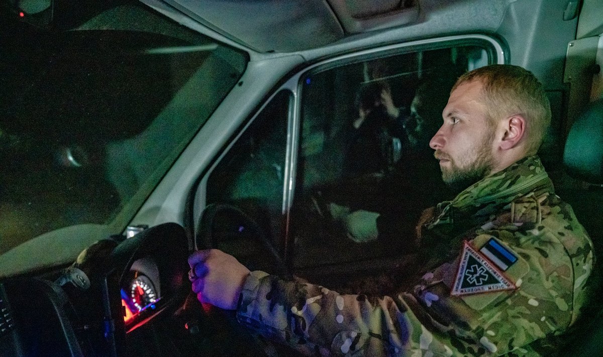 Ukraina sõjaväelasi meditsiinivahenditega abistav Erko Laidinen käib Ukrainas abiks ka vabatahtliku rindemeedikuna.