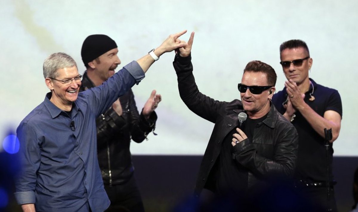 Foto: AP (U2 ja Apple'i Tim Cook)