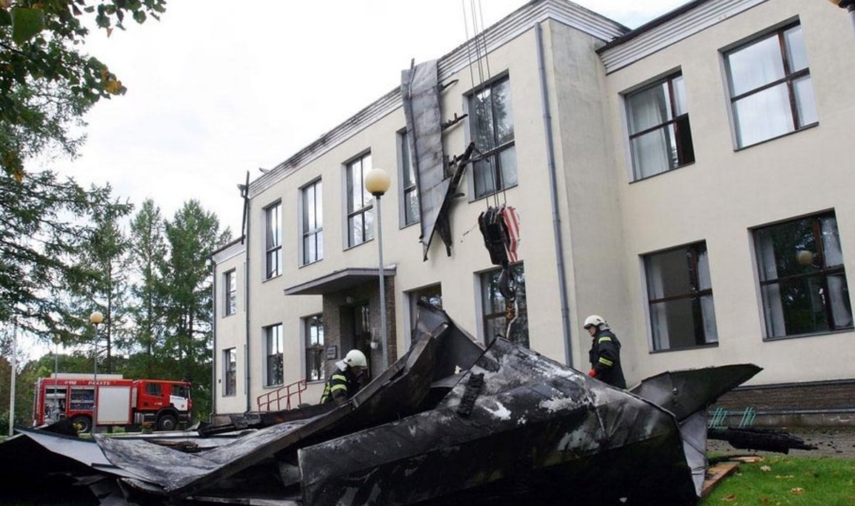 Põlengu järel tirisid päästjad koolimaja katuse maha. Seda pole siiani asendatud. Foto: Rein Sikk