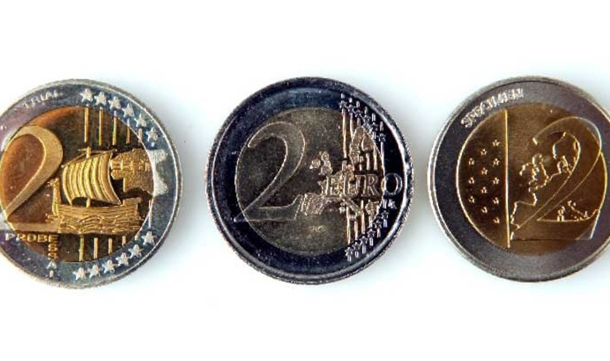 Ainult üks on õige: Vasakul ja paremal suveniirmündid, keskel ehtne euromünt. Esemed on pärit www.ecu.ee kogust.