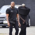 Varurehv ümber kaela või kõndiv kondoom? Kanye Westi abikaasa ilmus absurdses riietuses kirikusse