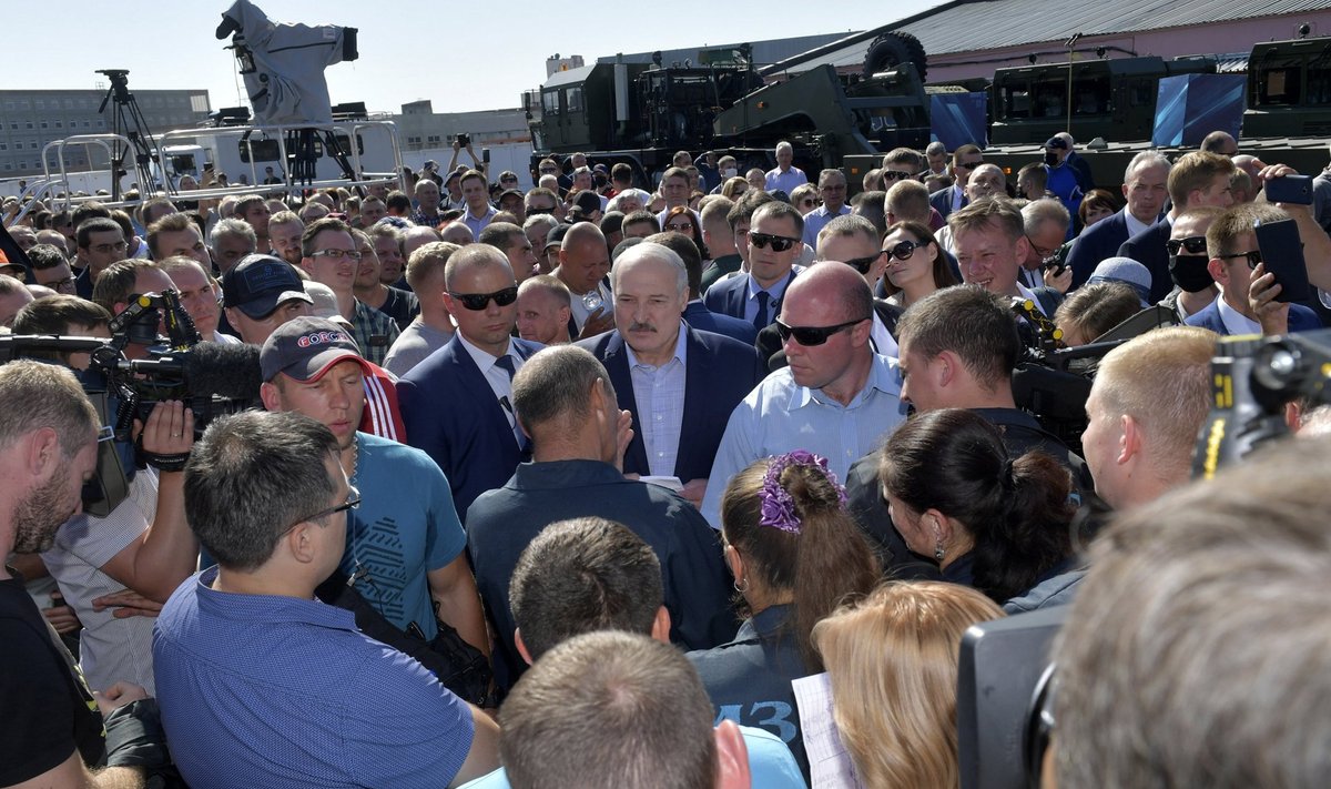 Turvameestest ümbritsetud president Aljaksandr Lukašenka vestles eile põgusalt Minski traktoritehase töötajatega.