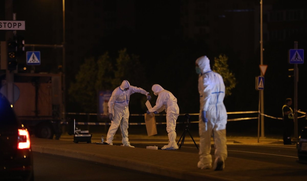 Kriminalistid 2018. aastal Mustkivi silla tulistamist uurimas. 