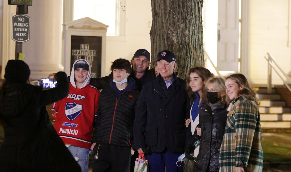 Joe Biden oma perega. Vasakul tema lapselaps HIFK särgiga