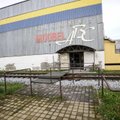 ФОТО и ВИДЕО: В Йыхви лишь пара метров отделяет вход магазин от железной дороги
