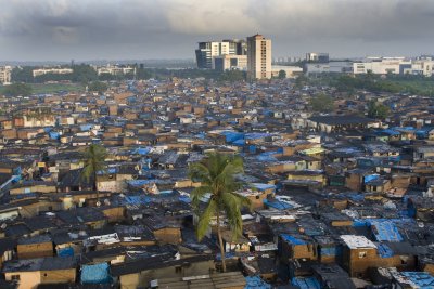Kontrastid Mumbais - slummi taustal kõrguvad modernsed hooned.