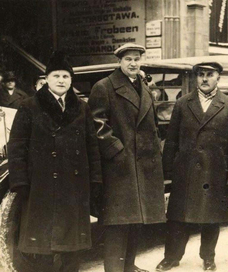 Julius Johanson (vasakul) kaaslastega 1929. aasta Monte Carlo tähesõidu stardi eel Riias.