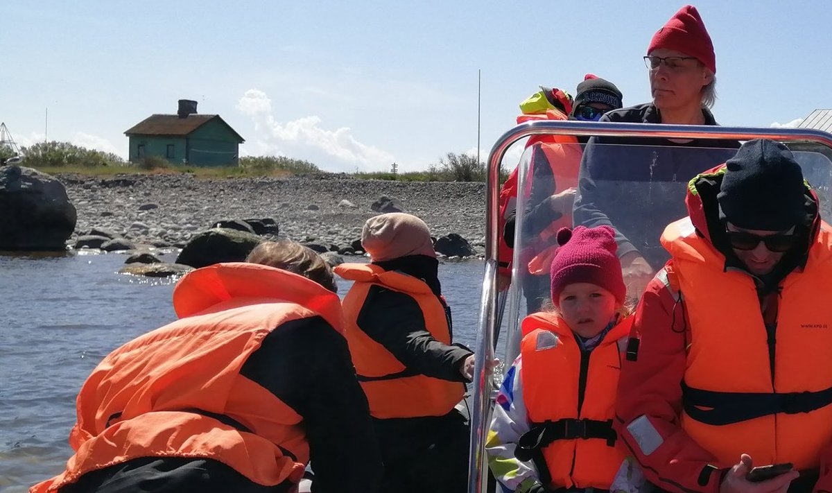 Oranžid vestid lahkuvad Kerilt. Oleme koduteel. Saarevahiga koos toimetab Peep mandrile ka Keri sõbrad, kes lihtsalt päevakese mõnusalt aega veetsid.