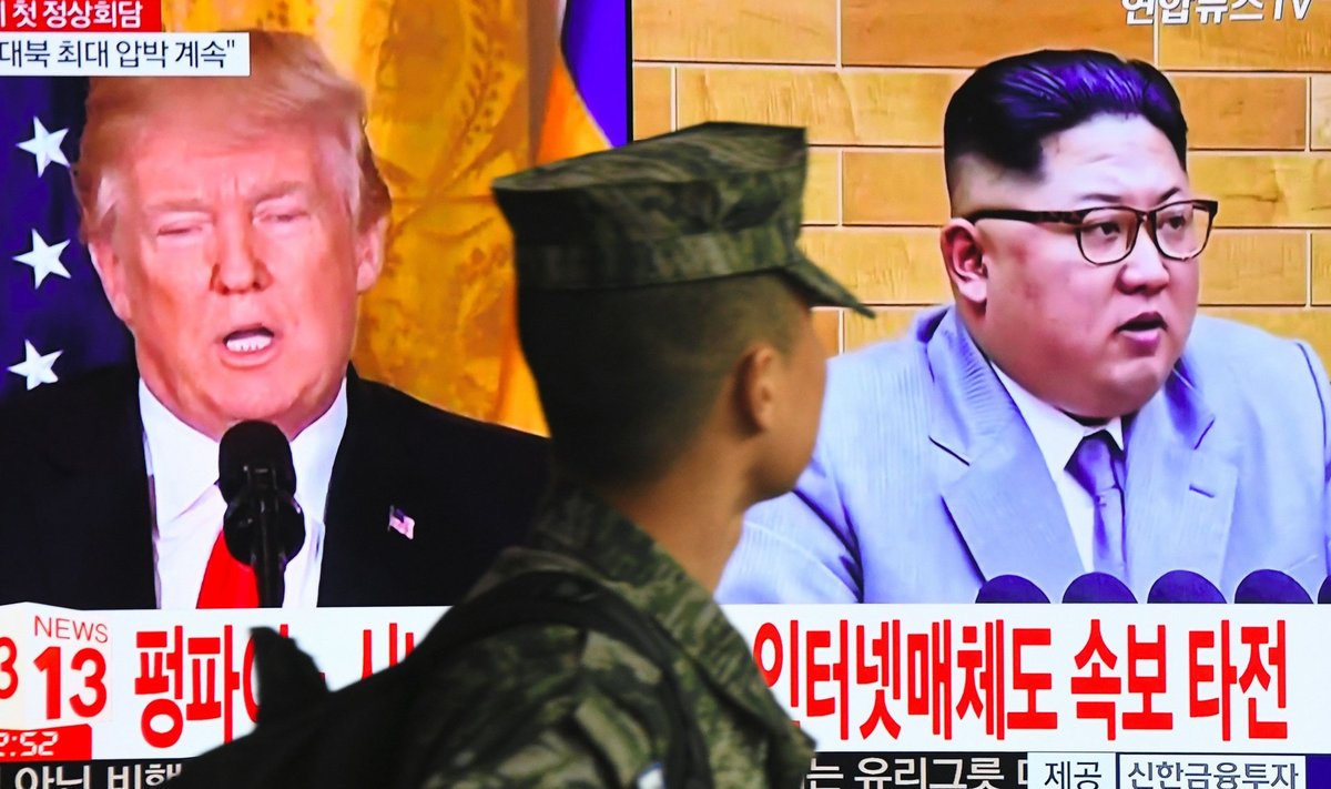 Lõuna-Korea sõdur pealinnas Soulis, taamal teler, milles parasjagu jookseb uudis USA riigipea Donald Trumpi ja Põhja-Korea liidri Kim Jong-uni kohtumisest.