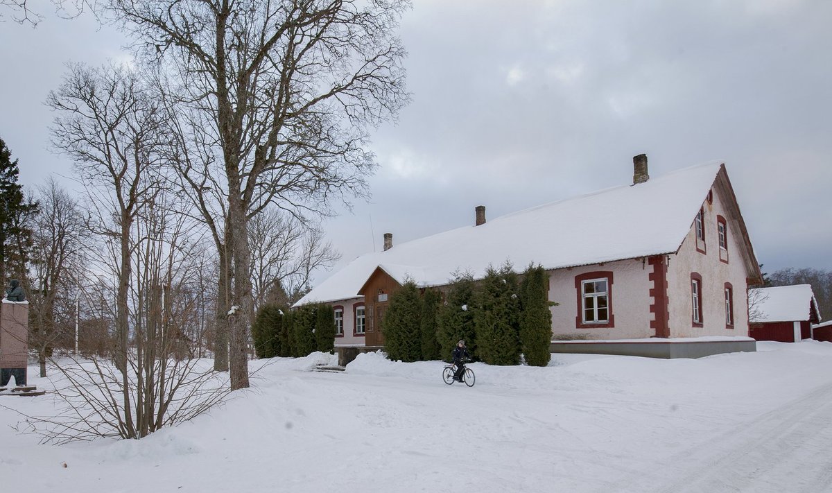 Järva-Madise Külaselts, Albu vallamaja, A.H Tammsaare monument 