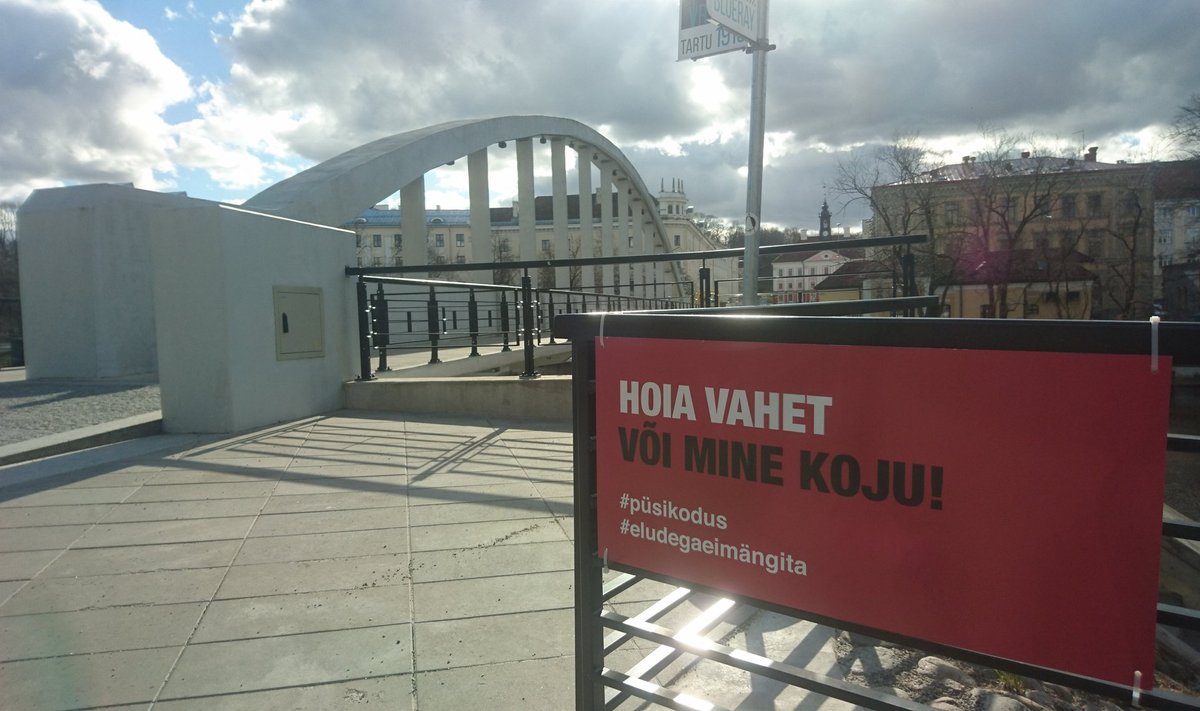 "Hoia vahet või mine koju!" Koroonapiirangute silt Tartu linnas esimese laine ajal.