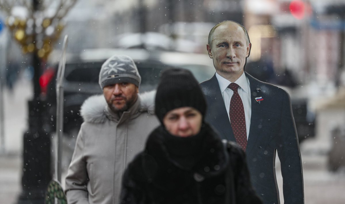 Putini pappsiluett ja õnnelikud alamad neljapäeval Moskva kesklinnas. Äsja kuulutati välja valimispäev, mis on 17. märtsil.