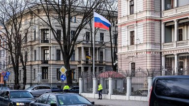Правда ли, что после теракта в „Крокусе“ власти Латвии запретили приносить цветы к посольству РФ в Риге?