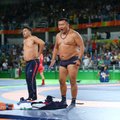 ВИДЕО: Стриптиз в Рио! Голые тренеры выбежали на борцовский ковер