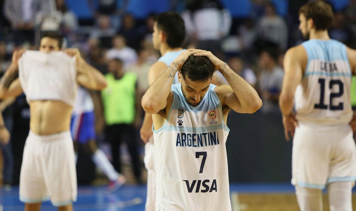 Argentina koondise tähtmängija Facundo Campazzo peab MM-i televiisori vahendusel jälgima