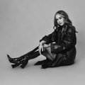 KUULA | Suvine bänger! Välismaiste staaridega koostööd teinud lauljatar Emily J avaldas esimese eestikeelse singli „annaks (veel)“