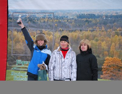 Võidukamad naised Sandra Alusalu spordiklubist Adavere, Kadi Oras Tartu Rulluisuklubist ja Külli Paasoja. Foto: Mart Tooming