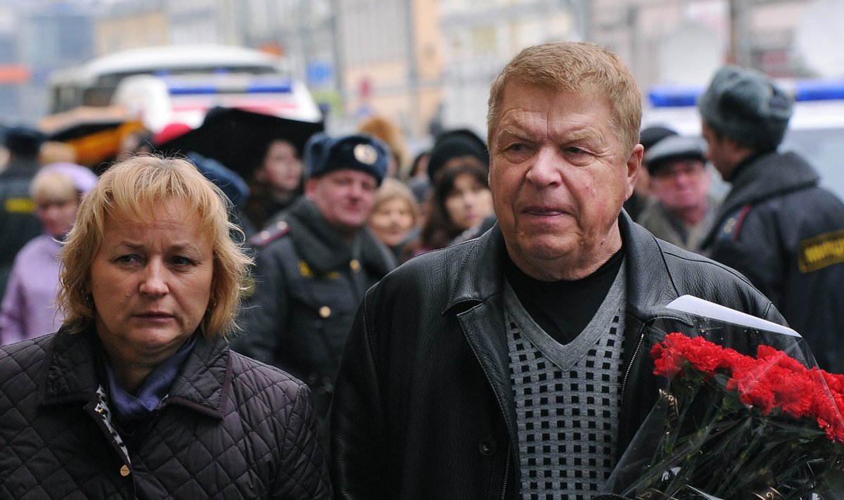 Кокшенов с женой на похоронах Людмилы Гурченко