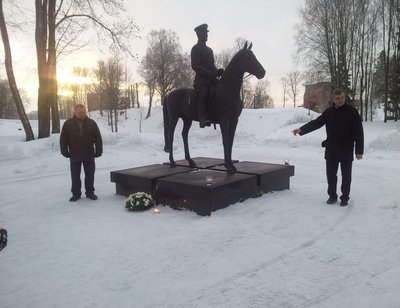 Kindral Johan Laidoneri ratsamonumendi juures kõneleb Viljandi linnavolikogu esimees Tarmo Loodus. Foto: Viljandi maavalitsus