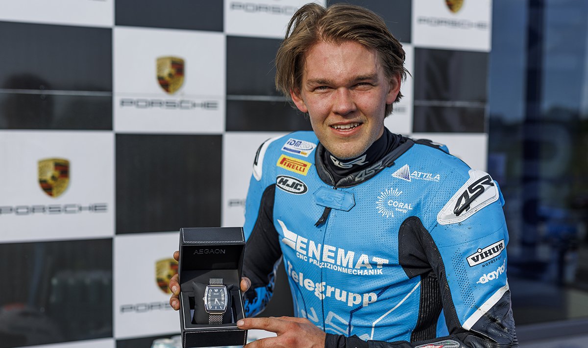Hannes Soomer pärast võistlust eriauhinnaga poseerimas.