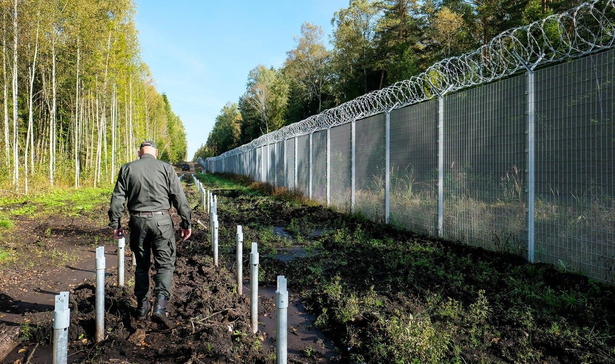 Piirivalvur patrullib suletud Silene piiripunkti läheduses.