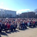 ФОТО: В Нарве сотни людей вышли на площадь, чтобы отметить 9 Мая