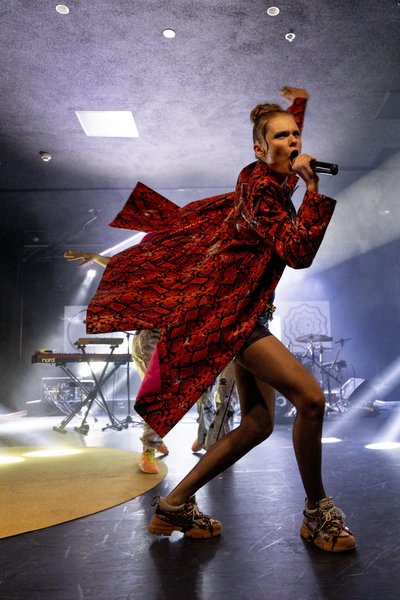 Laulev modell Alexandra Elizabeth Ljadov kandis Eesti muusikaettevõtluse auhindade galal efektseid rohmakaid Gucci tosse.