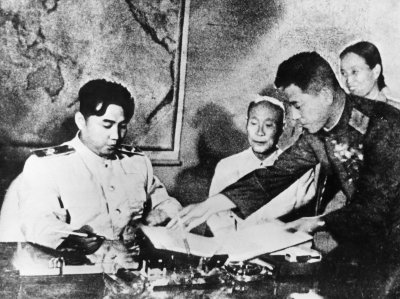 Relvarahukokkulepe sõlmimine aastal 1953. Vasakul Kim Il-sung ja paremal kindral Nam Il.