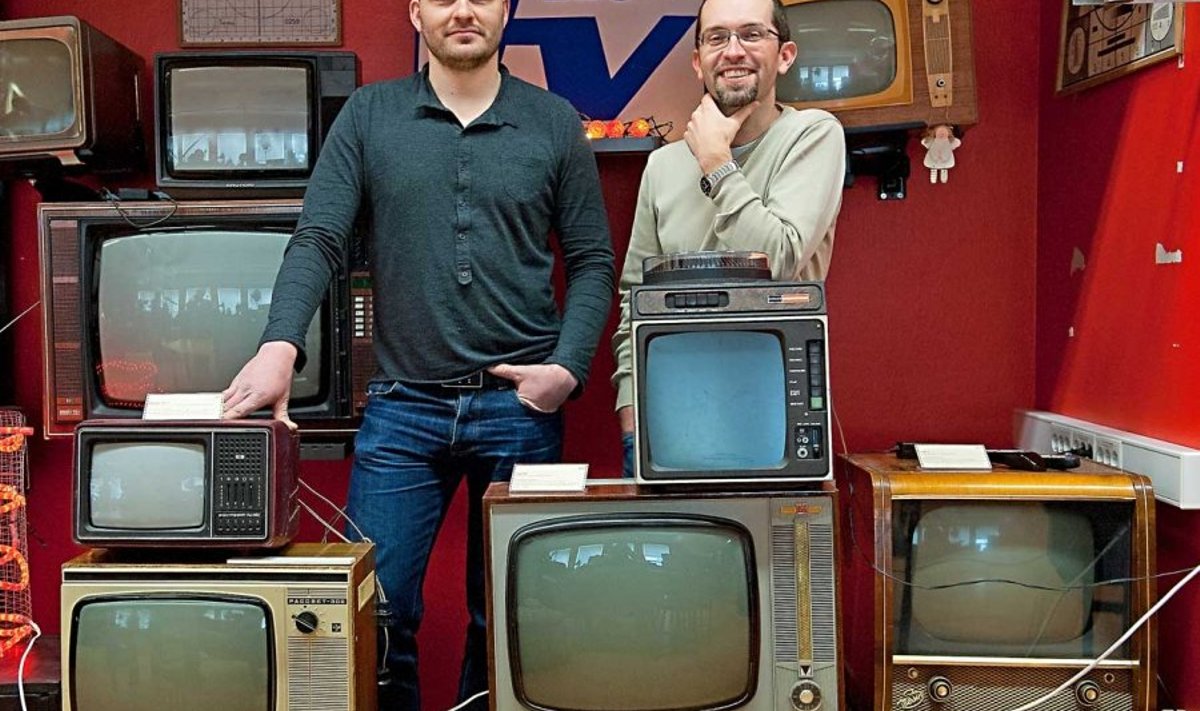 Ajastu märgid: Rasmus Kagge (vasakul) ja Mihkel Kärmas poseerivad ETV muuseumis, kus mõned telerid on vanemad kui nad ise.