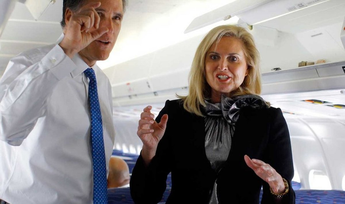 Presidendiks pürgiv multimiljonär Mitt Romney abikaasa Anniga lennukis, millega nad kampaaniat tehes Ameerikas ringi sõeluvad.