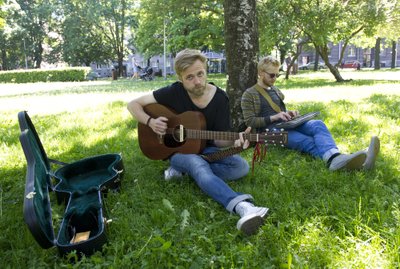 DRAAKONID ROHUS: Foto aastast 2012, Erki Pärnoja (kitarril) ja Ewert Sundja.